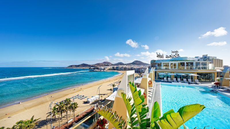 piscina con vistas a la playa de las canteras