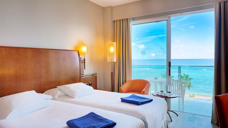 vistas a la playa de las canteras desde la habitación del bull reina isabel