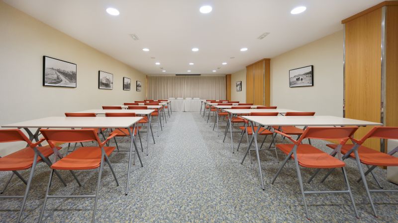 Imagen de las mesas del salón de actos del bull astoria