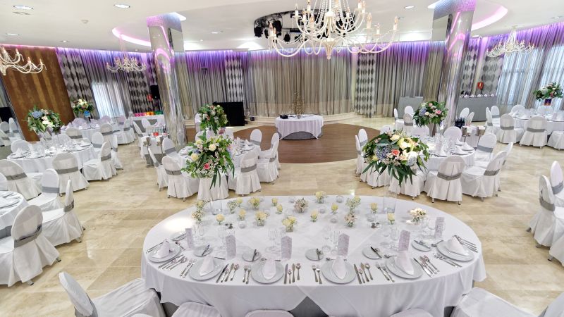 Panorámica mesas en el salón baldaquino