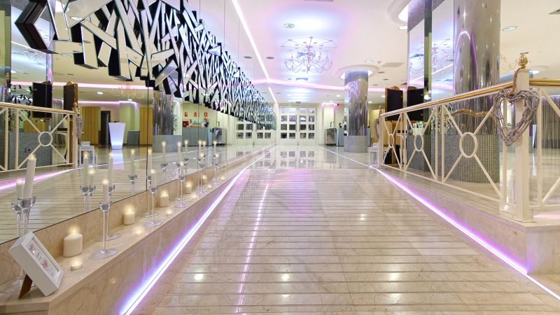 Pasillo con iluminasión led del salón Baldoquino