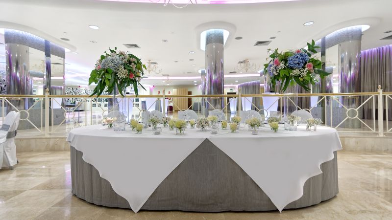 Imagen mesa central salón Baladaquino