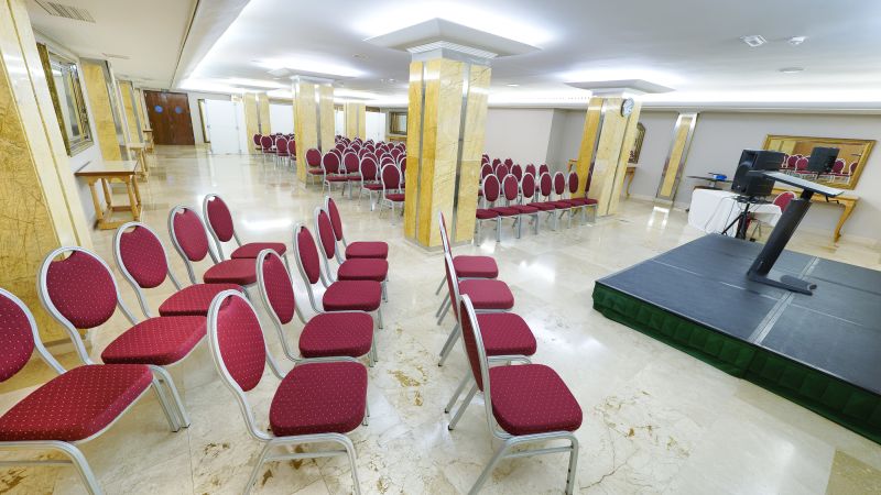 Sillas y escenario central del salón Fogón