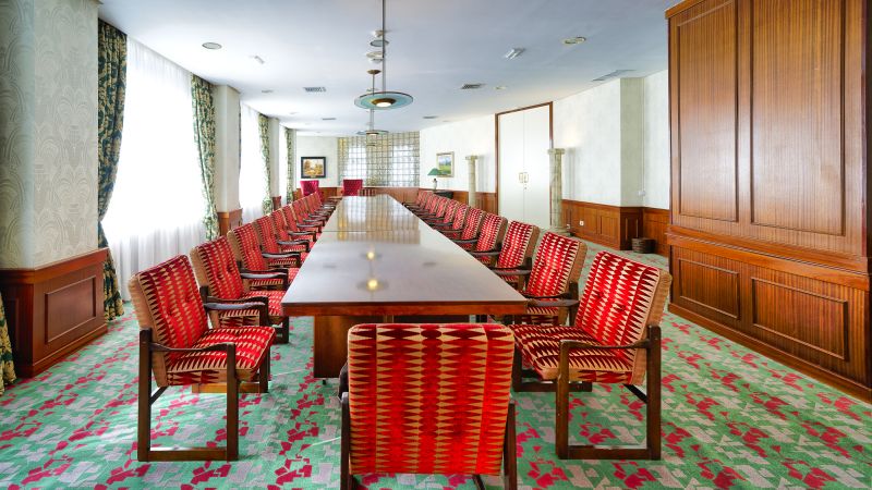 Imagen central de la mesa del salón Galdós