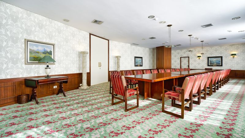 Mesa alargada dentro del salón Galdós