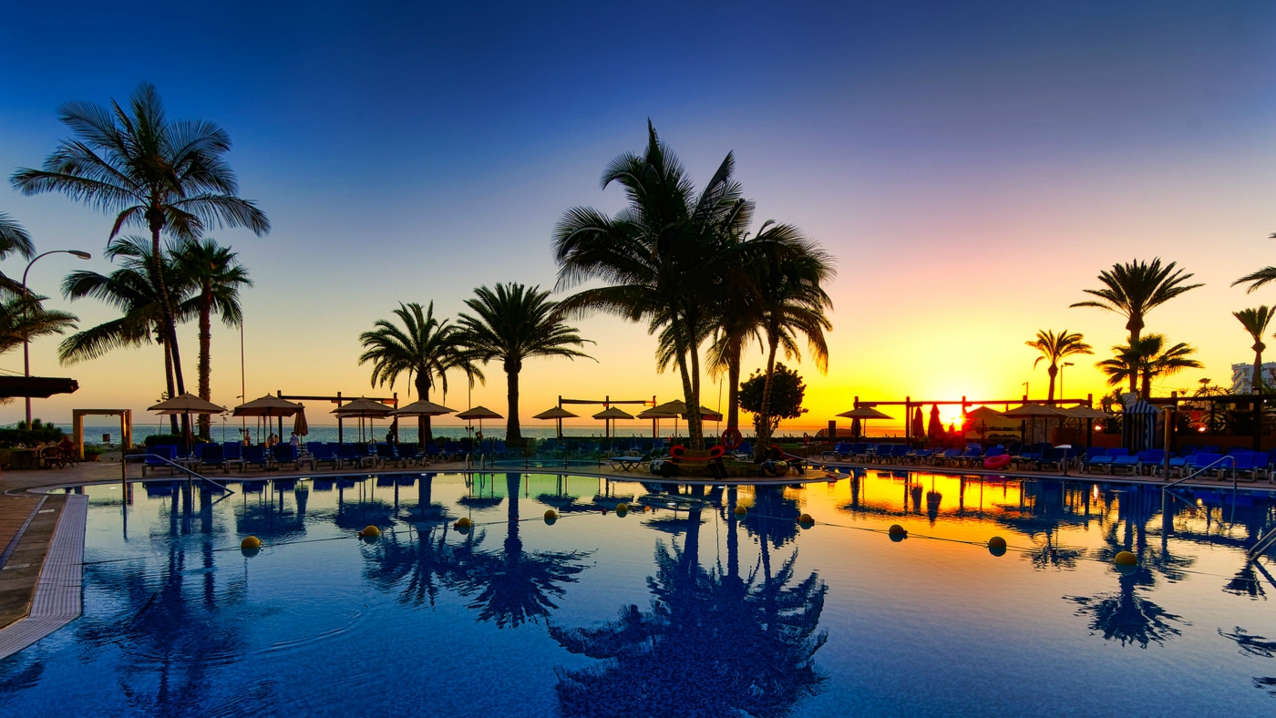 vistas del atardecer desde la piscina climatizada